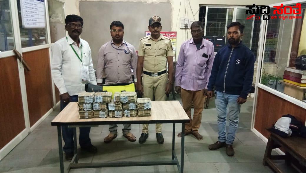 ದಾಖಲೆಗಳಿಲ್ಲದೇ ಸಾಗಿಸುತ್ತಿದ್ದ 70 ಲಕ್ಷ ಹಣ ವಶ – ಬೆಳ್ಳಂ ಬೆಳಿಗ್ಗೆ ಚೆಕ್ ಪೊಸ್ಟ್ ನಲ್ಲಿ ವಶ….. ದಾಖಲೆಗಳಿಲ್ಲದೇ ಸಾಗಿಸುತ್ತಿದ್ದ 70 ಲಕ್ಷ ಹಣ ವಶ – ಬೆಳ್ಳಂ ಬೆಳಿಗ್ಗೆ ಚೆಕ್ ಪೊಸ್ಟ್ ನಲ್ಲಿ ವಶ…..