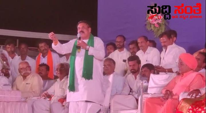 ಕೈ ಕಾಲು ಮುಗಿತೇನಿ ಇದೊಂದು ಬಾರಿ ನನಗೆ ಟಿಕೆಟ್ ಕೊಡಿ ಎನ್ನುತ್ತಾ ವೇದಿಕೆಯ ಮೇಲೆ ಕಣ್ಣೀರಾಕಿದ BJP ಮಾಜಿ ಶಾಸಕ – ಹುಟ್ಟು ಹಬ್ಬದ ದಿನದಂದೇ ಮಾಜಿ ಶಾಸಕರ ಕಣ್ಣೀರಿನ ಕಥೆ….. ಕೈ ಕಾಲು ಮುಗಿತೇನಿ ಇದೊಂದು ಬಾರಿ ನನಗೆ ಟಿಕೆಟ್ ಕೊಡಿ ಎನ್ನುತ್ತಾ ವೇದಿಕೆಯ ಮೇಲೆ ಕಣ್ಣೀರಾಕಿದ BJP ಮಾಜಿ ಶಾಸಕ – ಹುಟ್ಟು ಹಬ್ಬದ ದಿನದಂದೇ ಮಾಜಿ ಶಾಸಕರ ಕಣ್ಣೀರಿನ ಕಥೆ…..