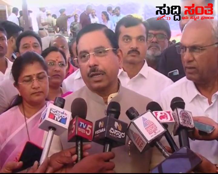 ಕಾಂಗ್ರೇಸ್ ಪಕ್ಷದ ನಾಯಕರ ವಿರುದ್ದ ಕೇಂದ್ರ ಸಚಿವ ಪ್ರಹ್ಲಾದ್ ಜೋಶಿ ಗರಂ – ಕೂಡಲೇ ದೇಶದ ಜನತೆಯ ಕ್ಷಮೆ ಕೇಳುವಂತೆ ಒತ್ತಾಯ….. ಕಾಂಗ್ರೇಸ್ ಪಕ್ಷದ ನಾಯಕರ ವಿರುದ್ದ ಕೇಂದ್ರ ಸಚಿವ ಪ್ರಹ್ಲಾದ್ ಜೋಶಿ ಗರಂ – ಕೂಡಲೇ ದೇಶದ ಜನತೆಯ ಕ್ಷಮೆ ಕೇಳುವಂತೆ ಒತ್ತಾಯ…..