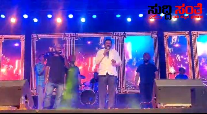 ಆಕಾಶವೇ ಬೀಳಲಿ ಮೇಲೆ ನಾನೆಂದೂ ನಿಮ್ಮವನು ಹಾಡು ಹಾಡುತ್ತಾ ನಿಮ್ಮವನೆಂದರು ಸಚಿವ ಶಂಕರ ಪಾಟೀಲ ಮುನೇನಕೊಪ್ಪ – ಬ್ಯೂಜಿ ಶೆಡ್ಯೂಲ್ ನಲ್ಲೂ ಕಾರ್ಯಕ್ರಮದಲ್ಲಿ ಪಾಲ್ಗೊಂಡು ಹಾಡು ಹಾಡಿದ ಸಚಿವರು….. ಆಕಾಶವೇ ಬೀಳಲಿ ಮೇಲೆ ನಾನೆಂದೂ ನಿಮ್ಮವನು ಹಾಡು ಹಾಡುತ್ತಾ ನಿಮ್ಮವನೆಂದರು ಸಚಿವ ಶಂಕರ ಪಾಟೀಲ ಮುನೇನಕೊಪ್ಪ – ಬ್ಯೂಜಿ ಶೆಡ್ಯೂಲ್ ನಲ್ಲೂ ಕಾರ್ಯಕ್ರಮದಲ್ಲಿ ಪಾಲ್ಗೊಂಡು ಹಾಡು ಹಾಡಿದ ಸಚಿವರು…..