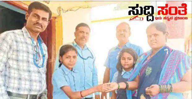 ಪ್ರಾಮಾಣಿಕತೆ ಮೆರೆದ 6ನೇ ತರಗತಿಯ ವಿದ್ಯಾರ್ಥಿನಿ – ಮಾದರಿಯಾಯಿತು ಸರ್ಕಾರಿ ಶಾಲೆಯ ವಿದ್ಯಾರ್ಥಿನಿ ಅಮೃತಾಳ ಕಾರ್ಯ….. ಪ್ರಾಮಾಣಿಕತೆ ಮೆರೆದ 6ನೇ ತರಗತಿಯ ವಿದ್ಯಾರ್ಥಿನಿ – ಮಾದರಿಯಾಯಿತು ಸರ್ಕಾರಿ ಶಾಲೆಯ ವಿದ್ಯಾರ್ಥಿನಿ ಅಮೃತಾಳ ಕಾರ್ಯ…..