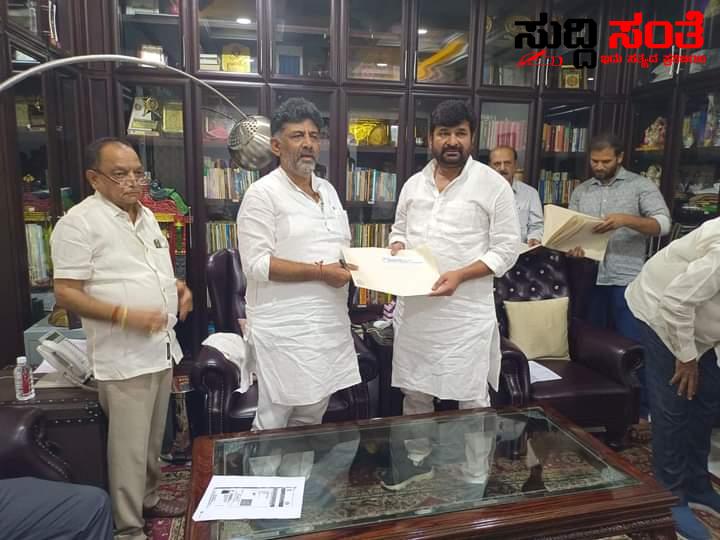 ಬಿ ಫಾರಂ ಪಡೆದುಕೊಂಡ ವಿನಯ ಕುಲಕರ್ಣಿ – ಸೋಮವಾರ ನಾಮಪತ್ರ ಸಲ್ಲಿಕೆ ಮಂಗಳವಾರ ಭವಿಷ್ಯ ನಿರ್ಧಾರ….. ಬಿ ಫಾರಂ ಪಡೆದುಕೊಂಡ ವಿನಯ ಕುಲಕರ್ಣಿ – ಸೋಮವಾರ ನಾಮಪತ್ರ ಸಲ್ಲಿಕೆ ಮಂಗಳವಾರ ಭವಿಷ್ಯ ನಿರ್ಧಾರ…..