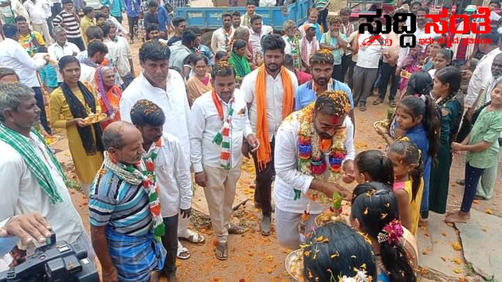 ಗುಡ್ಡದ ಹುಲ್ಲಿಕಡ್ಟಿ ಜನರ ಪ್ರೀತಿಗೆ ಫೀದಾ ಆದ ಸಂತೋಷ ಲಾಡ್ – ಕ್ಷೇತ್ರದಲ್ಲಿ ಸಂತೋಷ ಲಾಡ್ ಗೆ ರಿದು ಬರುತ್ತಿದೆ ಜನ ಬೆಂಬಲ….. ಗುಡ್ಡದ ಹುಲ್ಲಿಕಡ್ಟಿ ಜನರ ಪ್ರೀತಿಗೆ ಫೀದಾ ಆದ ಸಂತೋಷ ಲಾಡ್ – ಕ್ಷೇತ್ರದಲ್ಲಿ ಸಂತೋಷ ಲಾಡ್ ಗೆ ರಿದು ಬರುತ್ತಿದೆ ಜನ ಬೆಂಬಲ…..
