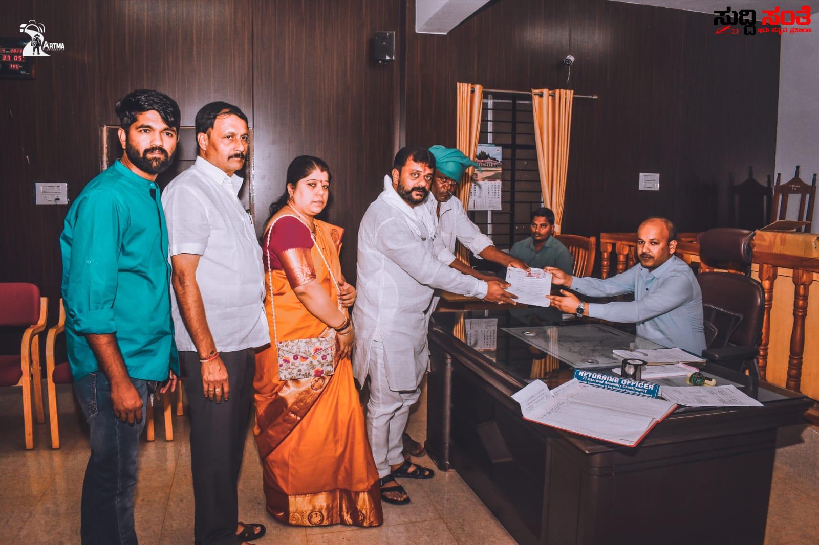 ಆರಂಭಗೊಂಡ ನಾಮಪತ್ರ ಸಲ್ಲಿಕೆ ಕಾರ್ಯ – ಧಾರವಾಡ ಜಿಲ್ಲೆಯಲ್ಲಿ ಮೊದಲ ದಿನ ನಾಮಪತ್ರ ಸಲ್ಲಿಸಿದ್ದು ಯಾರು ಯಾರು ಎಷ್ಟು ಗೊತ್ತಾ…… ಆರಂಭಗೊಂಡ ನಾಮಪತ್ರ ಸಲ್ಲಿಕೆ ಕಾರ್ಯ – ಧಾರವಾಡ ಜಿಲ್ಲೆಯಲ್ಲಿ ಮೊದಲ ದಿನ ನಾಮಪತ್ರ ಸಲ್ಲಿಸಿದ್ದು ಯಾರು ಯಾರು ಎಷ್ಟು ಗೊತ್ತಾ……