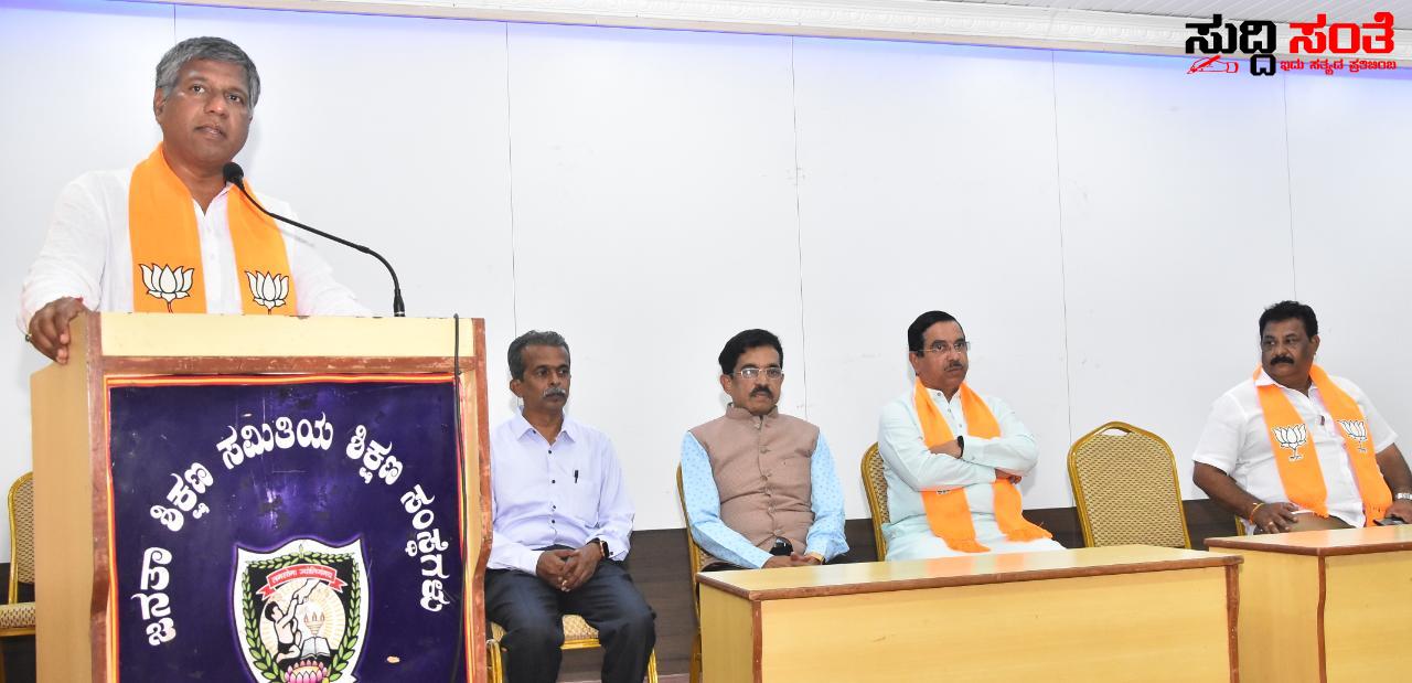 ಧಾರವಾಡದಲ್ಲಿ ಅರವಿಂದ ಬೆಲ್ಲದ ಪರವಾಗಿ ಮತಯಾಚನೆ ಮಾಡಿದ ಕೇಂದ್ರ ಸಚಿವ ಪ್ರಹ್ಲಾದ್ ಜೋಶಿ – JSS ಕಾಲೇಜ್ ನಲ್ಲಿ ಅಬ್ಬರದ ಮತಯಾಚನೆ….. ಧಾರವಾಡದಲ್ಲಿ ಅರವಿಂದ ಬೆಲ್ಲದ ಪರವಾಗಿ ಮತಯಾಚನೆ ಮಾಡಿದ ಕೇಂದ್ರ ಸಚಿವ ಪ್ರಹ್ಲಾದ್ ಜೋಶಿ – JSS ಕಾಲೇಜ್ ನಲ್ಲಿ ಅಬ್ಬರದ ಮತಯಾಚನೆ…..