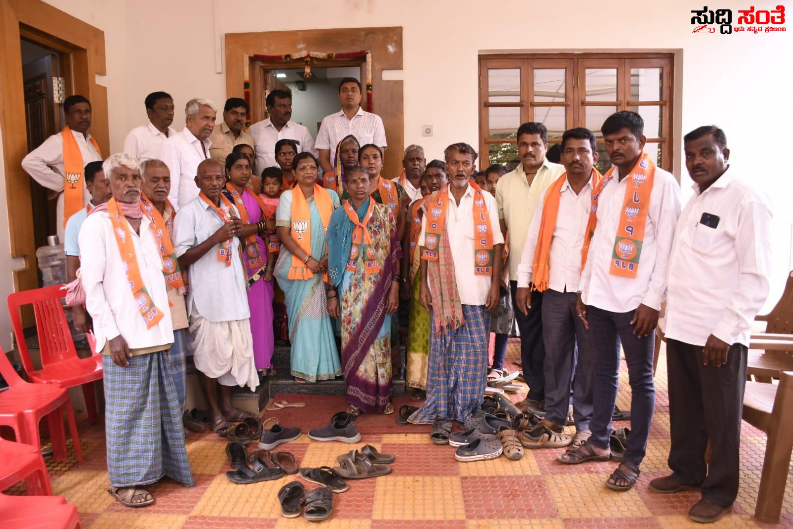 ಕುಂದಗೋಳದಲ್ಲಿ ಮುಂದುವರೆದ BJP ಸೇರ್ಪಡೆ – 30 ಕ್ಕೂ ಹೆಚ್ಚು ಅಗಡಿ ಗ್ರಾಮದ ಕಾಂಗ್ರೇಸ್ ಪಕ್ಷದ ಕಾರ್ಯಕರ್ತರು BJP ಸೇರ್ಪಡೆ….. ಕುಂದಗೋಳದಲ್ಲಿ ಮುಂದುವರೆದ BJP ಸೇರ್ಪಡೆ – 30 ಕ್ಕೂ ಹೆಚ್ಚು ಅಗಡಿ ಗ್ರಾಮದ ಕಾಂಗ್ರೇಸ್ ಪಕ್ಷದ ಕಾರ್ಯಕರ್ತರು BJP ಸೇರ್ಪಡೆ…..