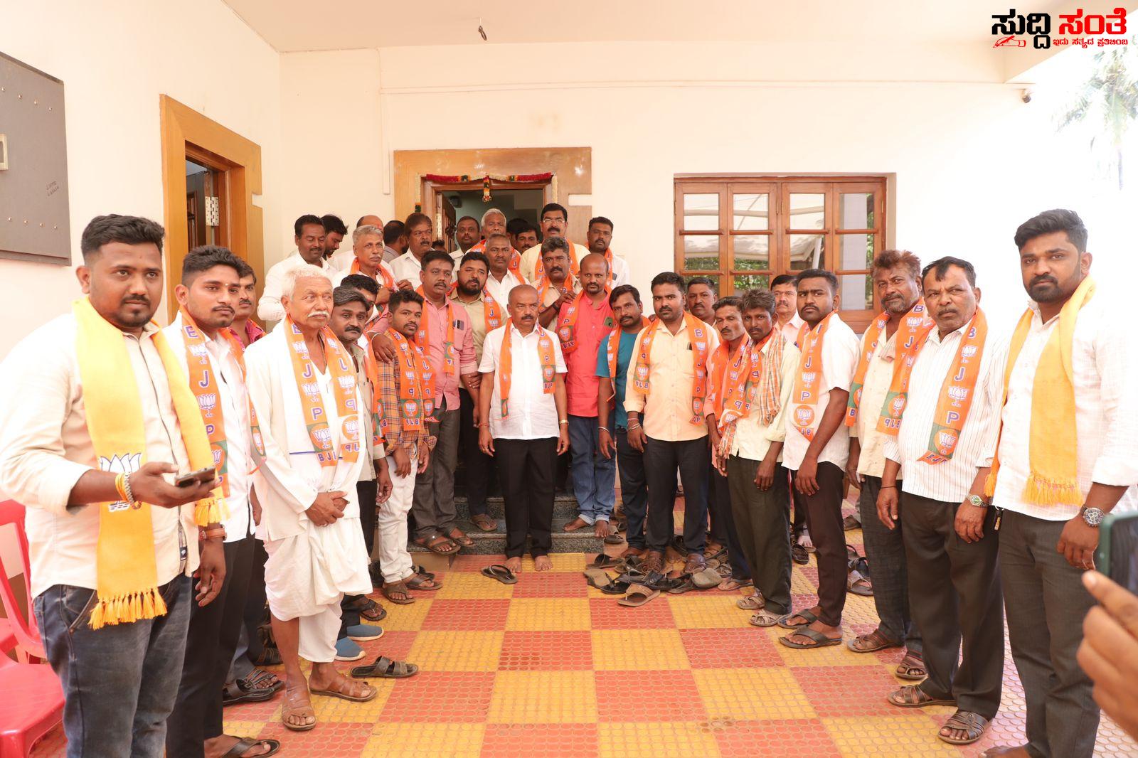 ಕುಂದಗೋಳದಲ್ಲಿ ಹೆಚ್ಚಾಗುತ್ತಿದೆ BJP ಬಲ – M R ಪಾಟೀಲ ಸಮ್ಮುಖದಲ್ಲಿ BJP ಸೇರ್ಪಡೆಯಾಗುತ್ತಿದ್ದಾರೆ ಕಾಂಗ್ರೇಸ್ ಮುಖಂಡರು ಕಾರ್ಯಕರ್ತರು….. ಕುಂದಗೋಳದಲ್ಲಿ ಹೆಚ್ಚಾಗುತ್ತಿದೆ BJP ಬಲ – M R ಪಾಟೀಲ ಸಮ್ಮುಖದಲ್ಲಿ BJP ಸೇರ್ಪಡೆಯಾಗುತ್ತಿದ್ದಾರೆ ಕಾಂಗ್ರೇಸ್ ಮುಖಂಡರು ಕಾರ್ಯಕರ್ತರು…..