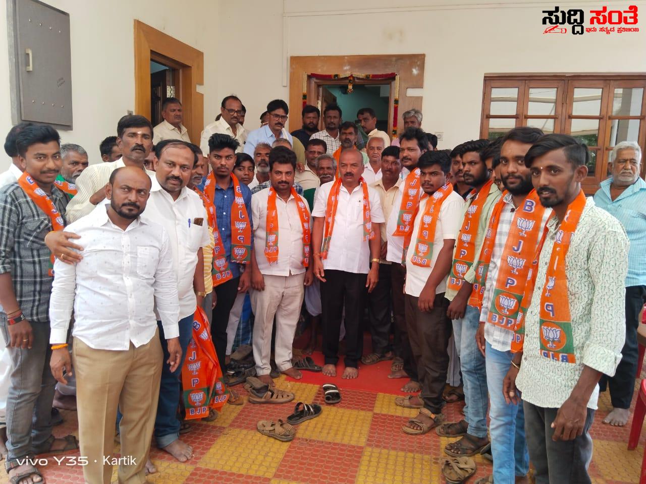 BJP ಪಕ್ಷ ಸೇರ್ಪಡೆಯಾದ ನೆಲಗುಡ್ಡ ,ತರ್ಲಗಟ್ಟ ಗ್ರಾಮದ ಕಾಂಗ್ರೇಸ್ ಪಕ್ಷದ ಮುಖಂಡರು ಕಾರ್ಯಕರ್ತರು – ಮಹೇಶ್ ಗೋಕುಲ ನೇತ್ರತ್ವದಲ್ಲಿ BJP ಸೇರ್ಪಡೆಯಾಗಿ MR ಪಾಟೀಲ ರಿಗೆ ಶಕ್ತಿ ತುಂಬಿದ ಟೀಮ್….. BJP ಪಕ್ಷ ಸೇರ್ಪಡೆಯಾದ ನೆಲಗುಡ್ಡ ,ತರ್ಲಗಟ್ಟ ಗ್ರಾಮದ ಕಾಂಗ್ರೇಸ್ ಪಕ್ಷದ ಮುಖಂಡರು ಕಾರ್ಯಕರ್ತರು – ಮಹೇಶ್ ಗೋಕುಲ ನೇತ್ರತ್ವದಲ್ಲಿ BJP ಸೇರ್ಪಡೆಯಾಗಿ MR ಪಾಟೀಲ ರಿಗೆ ಶಕ್ತಿ ತುಂಬಿದ ಟೀಮ್…..