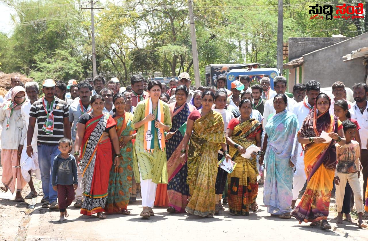 ನಿಮ್ಮ ಅಪ್ಪಾರ ಬಂದಿದ್ದಕ್ಕಿಂತ ಹೆಚ್ಚಾತು ನಾವು ನಿಮಗ ವೋಟ್ ಹಾಕ್ತೇವಿ ಚಿಂತಿ ಮಾಡಬ್ಯಾಡ್ರಿ – ತಂದೆಯ ಪರವಾಗಿ ವಿನಯ ಕುಲಕರ್ಣಿ ಪುತ್ರಿ ಭರ್ಜರಿ ಮತಭೇಟೆ….. ನಿಮ್ಮ ಅಪ್ಪಾರ ಬಂದಿದ್ದಕ್ಕಿಂತ ಹೆಚ್ಚಾತು ನಾವು ನಿಮಗ ವೋಟ್ ಹಾಕ್ತೇವಿ ಚಿಂತಿ ಮಾಡಬ್ಯಾಡ್ರಿ – ತಂದೆಯ ಪರವಾಗಿ ವಿನಯ ಕುಲಕರ್ಣಿ ಪುತ್ರಿ ಭರ್ಜರಿ ಮತಭೇಟೆ…..