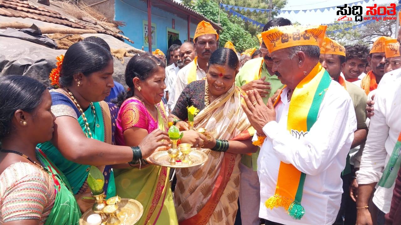 ಆರತಿ ಮಾಡಿ MR ಪಾಟೀಲ ರಿಗೆ ಬೆಂಬಲ ನೀಡುತ್ತಿರುವ ಕುಂದಗೋಳ ಮಹಿಳೆಯರು – ಕ್ಷೇತ್ರದಲ್ಲಿ MR ಪಾಟೀಲ ರಿಗೆ ಕಂಡು ಬರುತ್ತಿದೆ ಅಭೂತಪೂರ್ವ ಬೆಂಬಲ….. ಆರತಿ ಮಾಡಿ MR ಪಾಟೀಲ ರಿಗೆ ಬೆಂಬಲ ನೀಡುತ್ತಿರುವ ಕುಂದಗೋಳ ಮಹಿಳೆಯರು – ಕ್ಷೇತ್ರದಲ್ಲಿ MR ಪಾಟೀಲ ರಿಗೆ ಕಂಡು ಬರುತ್ತಿದೆ ಅಭೂತಪೂರ್ವ ಬೆಂಬಲ…..