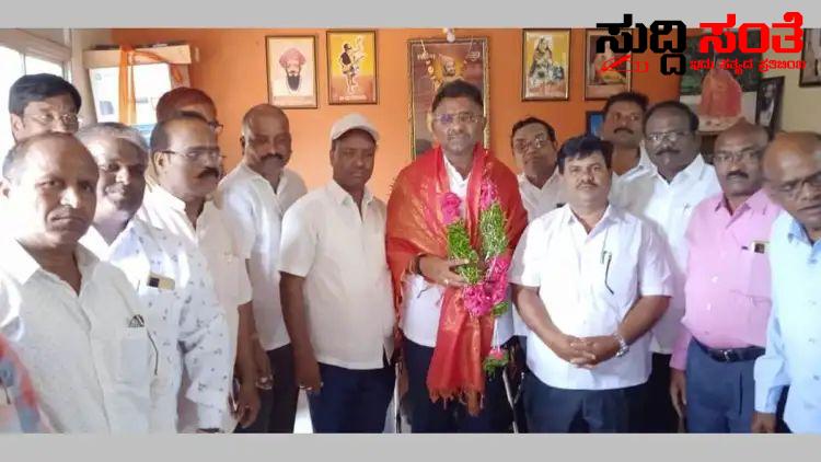 ಶಿಕ್ಷಕರ ಸಮಸ್ಯೆ ಈಡೇರಿಸುವ ಭರವಸೆ ನೀಡಿದ ಶಾಸಕ – ಶಿಕ್ಷಕರ ಸಂಘದಿಂದ ಶಾಸಕರಿಗೆ ಸನ್ಮಾನ ಗೌರವ….. ಶಿಕ್ಷಕರ ಸಮಸ್ಯೆ ಈಡೇರಿಸುವ ಭರವಸೆ ನೀಡಿದ ಶಾಸಕ – ಶಿಕ್ಷಕರ ಸಂಘದಿಂದ ಶಾಸಕರಿಗೆ ಸನ್ಮಾನ ಗೌರವ…..