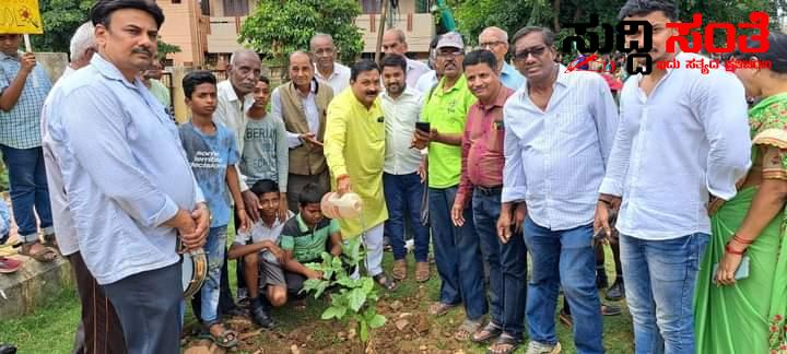 ಹುಬ್ಬಳ್ಳಿಯ ವಾರ್ಡ್ ನಂ 38 ರಲ್ಲಿ ಅರ್ಥಪೂರ್ಣ ಪರಿಸರ ದಿನಾಚರಣೆ – ಶಾಸಕ ಮಹೇಶ ಟೆಂಗಿನಕಾಯಿ ನೇತ್ರತ್ವದಲ್ಲಿ ನಡೆಯಿತು ವಿಶೇಷ ಕಾರ್ಯಕ್ರಮ….. ಹುಬ್ಬಳ್ಳಿಯ ವಾರ್ಡ್ ನಂ 38 ರಲ್ಲಿ ಅರ್ಥಪೂರ್ಣ ಪರಿಸರ ದಿನಾಚರಣೆ – ಶಾಸಕ ಮಹೇಶ ಟೆಂಗಿನಕಾಯಿ ನೇತ್ರತ್ವದಲ್ಲಿ ನಡೆಯಿತು ವಿಶೇಷ ಕಾರ್ಯಕ್ರಮ…..