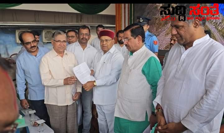 ಸಾರ್ವಜನಿಕರ ಬೇಡಿಕೆಗಳ ಕುರಿತು ರಾಜ್ಯಪಾಲರಿಗೆ ಮನವಿ ನೀಡಿದ ವಿನಾಯಕ ಜೋಶಿ – ರೇಲ್ವೆ ನಿಲ್ದಾಣದಲ್ಲಿ ಡಾ ಎಸ್ ಆರ್ ರಾಮನಗೌಡರ ನೇತ್ರತ್ವದಲ್ಲಿ ಬೇಡಿಕೆ ಇಟ್ಟಿದ್ದೇನು ಗೊತ್ತಾ….. ಸಾರ್ವಜನಿಕರ ಬೇಡಿಕೆಗಳ ಕುರಿತು ರಾಜ್ಯಪಾಲರಿಗೆ ಮನವಿ ನೀಡಿದ ವಿನಾಯಕ ಜೋಶಿ – ರೇಲ್ವೆ ನಿಲ್ದಾಣದಲ್ಲಿ ಡಾ ಎಸ್ ಆರ್ ರಾಮನಗೌಡರ ನೇತ್ರತ್ವದಲ್ಲಿ ಬೇಡಿಕೆ ಇಟ್ಟಿದ್ದೇನು ಗೊತ್ತಾ…..