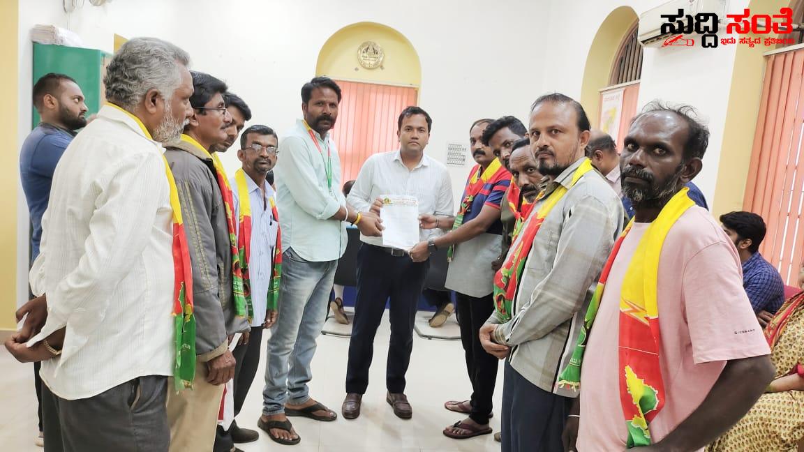 ಬಡ ವ್ಯಾಪಾರಿಗಳ ಪರ ಧ್ವನಿ ಎತ್ತಿದ ಜಯ ಕರ್ನಾಟಕ ಜನಪರ ವೇದಿಕೆ – ಮುತ್ತು ಬೆಳ್ಳಕ್ಕಿ ನೇತ್ರತ್ವದಲ್ಲಿ ಬೇಡಿಕೆ ಇಟ್ಟಿದ್ದೇನು ಗೊತ್ತಾ….. ಬಡ ವ್ಯಾಪಾರಿಗಳ ಪರ ಧ್ವನಿ ಎತ್ತಿದ ಜಯ ಕರ್ನಾಟಕ ಜನಪರ ವೇದಿಕೆ – ಮುತ್ತು ಬೆಳ್ಳಕ್ಕಿ ನೇತ್ರತ್ವದಲ್ಲಿ ಬೇಡಿಕೆ ಇಟ್ಟಿದ್ದೇನು ಗೊತ್ತಾ…..