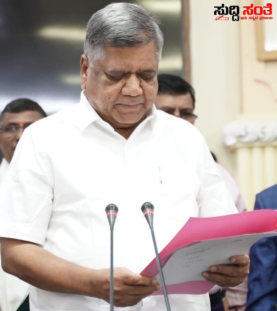 ಎರಡನೇಯ ಇನಿಂಗ್ಸ್ ಆರಂಭ ಮಾಡಿದ ಜಗದೀಶ್ ಶೆಟ್ಟರ್ – ವಿಧಾನಸಭೆ ಯಲ್ಲಿ ಸೋತ ಲಿಂಗಾಯತ ಸಮುದಾಯದ ನಾಯಕನನ್ನು Mlc ಮಾಡಿದ ಕೈ ಹೈಕಮಾಂಡ್….. ಎರಡನೇಯ ಇನಿಂಗ್ಸ್ ಆರಂಭ ಮಾಡಿದ ಜಗದೀಶ್ ಶೆಟ್ಟರ್ – ವಿಧಾನಸಭೆ ಯಲ್ಲಿ ಸೋತ ಲಿಂಗಾಯತ ಸಮುದಾಯದ ನಾಯಕನನ್ನು Mlc ಮಾಡಿದ ಕೈ ಹೈಕಮಾಂಡ್…..