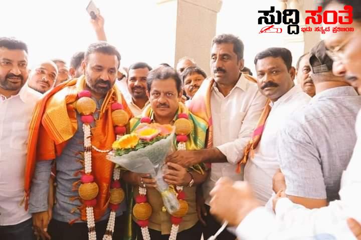 ಸಚಿವ ಸಂತೋಷ ನೇತ್ರತ್ವದಲ್ಲಿ ಕಾರ್ಮಿಕರಿಗೆ ವಸತಿ ಸೌಲಭ್ಯಗಳ ಕುರಿತು ಸಭೆ – ಕಾರ್ಮಿಕರಿಗೆ ವಸತಿ ಸೌಲಭ್ಯಗಳು ಸೇರಿದಂತೆ ಹಲವು ವಿಚಾರಗಳ ಕುರಿತು ಚರ್ಚೆ….. ಸಚಿವ ಸಂತೋಷ ನೇತ್ರತ್ವದಲ್ಲಿ ಕಾರ್ಮಿಕರಿಗೆ ವಸತಿ ಸೌಲಭ್ಯಗಳ ಕುರಿತು ಸಭೆ – ಕಾರ್ಮಿಕರಿಗೆ ವಸತಿ ಸೌಲಭ್ಯಗಳು ಸೇರಿದಂತೆ ಹಲವು ವಿಚಾರಗಳ ಕುರಿತು ಚರ್ಚೆ…..