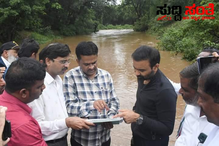 ಮಳೆಹಾನಿ ಪ್ರದೇಶಗಳಿಗೆ ಭೇಟಿ ನೀಡಿದ ಸಚಿವ ಸಂತೋಷ ಲಾಡ್ – ಕ್ಷೇತ್ರದ ತುಂಬೆಲ್ಲಾ ಮಿಂಚಿನ ಸಂಚಾರ ಅಧಿಕಾರಿಗಳಿಗೆ ಖಡಕ್ ಸೂಚನೆ….. ಮಳೆಹಾನಿ ಪ್ರದೇಶಗಳಿಗೆ ಭೇಟಿ ನೀಡಿದ ಸಚಿವ ಸಂತೋಷ ಲಾಡ್ – ಕ್ಷೇತ್ರದ ತುಂಬೆಲ್ಲಾ ಮಿಂಚಿನ ಸಂಚಾರ ಅಧಿಕಾರಿಗಳಿಗೆ ಖಡಕ್ ಸೂಚನೆ…..