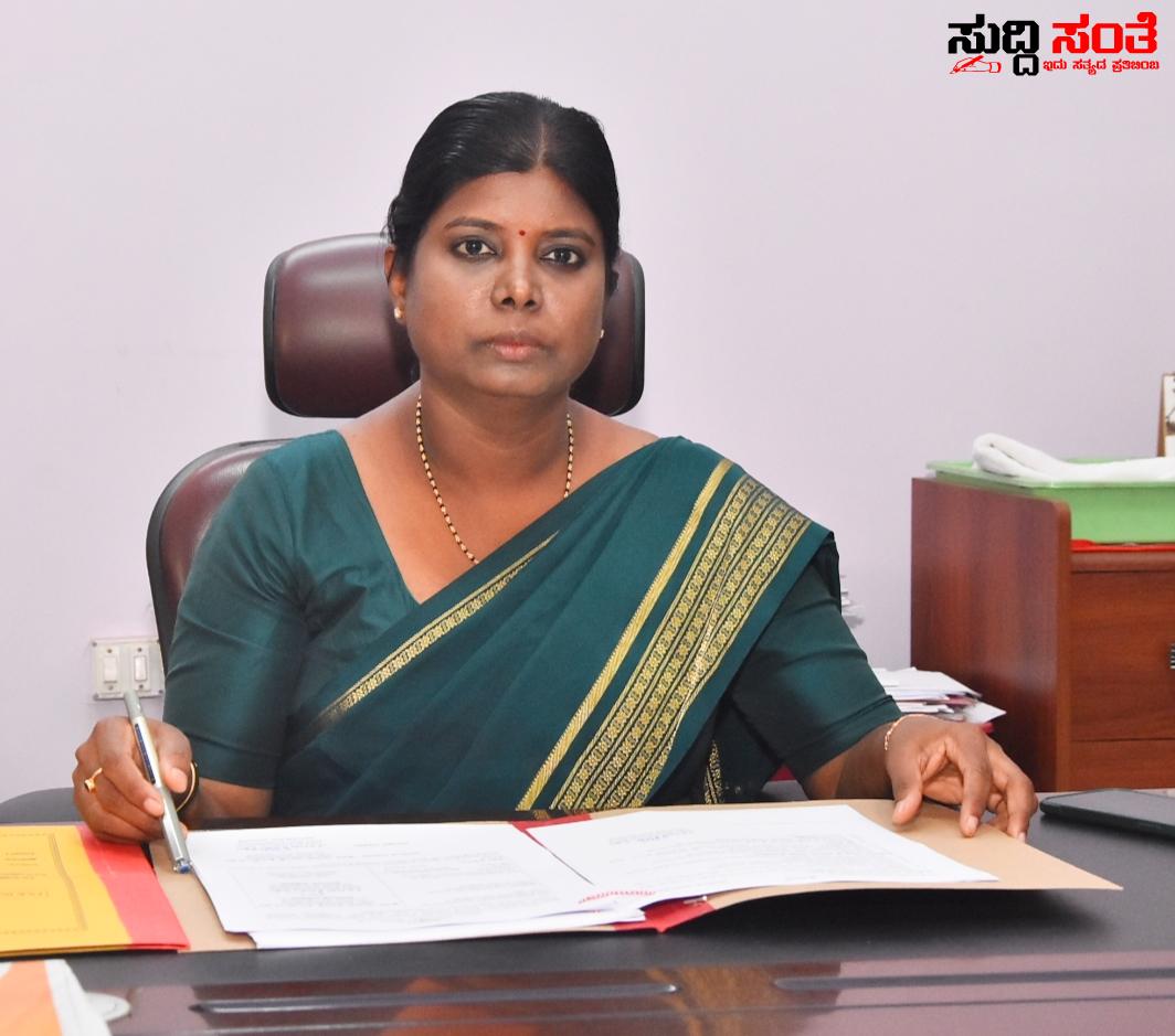 ನೂತನ ಅಪರ ಜಿಲ್ಲಾಧಿಕಾರಿಯಾಗಿ ಅಧಿಕಾರ ವಹಿಸಿಕೊಂಡ ಗೀತಾ ಸಿ.ಡಿ – ಕಚೇರಿಯಲ್ಲಿ ಸರಳವಾಗಿ ಅಧಿಕಾರ ವಹಿಸಿಕೊಂಡ ನೂತನ ADC….. ನೂತನ ಅಪರ ಜಿಲ್ಲಾಧಿಕಾರಿಯಾಗಿ ಅಧಿಕಾರ ವಹಿಸಿಕೊಂಡ ಗೀತಾ ಸಿ.ಡಿ – ಕಚೇರಿಯಲ್ಲಿ ಸರಳವಾಗಿ ಅಧಿಕಾರ ವಹಿಸಿಕೊಂಡ ನೂತನ ADC…..