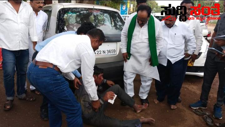 ಅಪಘಾತಕ್ಕಡಾದ ವ್ಯಕ್ತಿಗೆ ಚಿಕಿತ್ಸೆ ಗೆ ನೆರವಾದ ಶಾಸಕ ಕೋನರೆಡ್ಡಿ – ನಿಂತುಕೊಂಡು 108 ಕರೆಯಿಸಿ ಆಸ್ಪತ್ರೆಗೆ ಶಿಪ್ಟ್ ಮಾಡಿ ತೆರಳಿದ ಶಾಸಕ….. ಅಪಘಾತಕ್ಕಡಾದ ವ್ಯಕ್ತಿಗೆ ಚಿಕಿತ್ಸೆ ಗೆ ನೆರವಾದ ಶಾಸಕ ಕೋನರೆಡ್ಡಿ – ನಿಂತುಕೊಂಡು 108 ಕರೆಯಿಸಿ ಆಸ್ಪತ್ರೆಗೆ ಶಿಪ್ಟ್ ಮಾಡಿ ತೆರಳಿದ ಶಾಸಕ…..