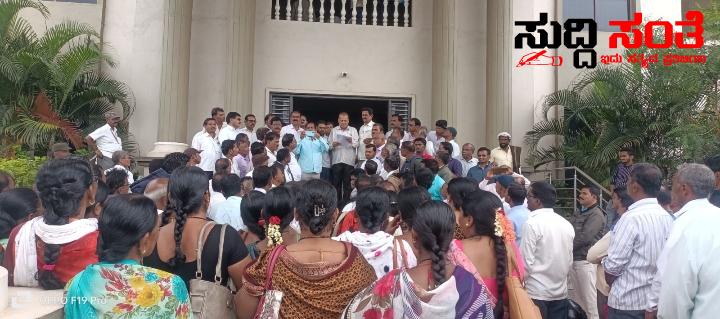 BLO ಸಭೆ ಬಹಿಷ್ಕರಿಸಿದ ಶಿಕ್ಷಕರು – ಸಭೆ ಯಿಂದ ದೂರ ಉಳಿದು ಪ್ರತಿಭಟನೆ ಕರ್ತವ್ಯದಿಂದ ಮುಕ್ತಗೊಳಿಸುವಂತೆ ಪ್ರತಿಭಟನೆ….. BLO ಸಭೆ ಬಹಿಷ್ಕರಿಸಿದ ಶಿಕ್ಷಕರು – ಸಭೆ ಯಿಂದ ದೂರ ಉಳಿದು ಪ್ರತಿಭಟನೆ ಕರ್ತವ್ಯದಿಂದ ಮುಕ್ತಗೊಳಿಸುವಂತೆ ಪ್ರತಿಭಟನೆ…..