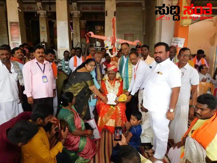 ಸಿದ್ದಾರೂಢ ಬೆಳ್ಳಿ ಅಂಬಾರಿಗೆ 15 ಕೆಜಿ ಬೆಳ್ಳಿ ದೇಣಿಗೆ – ಶಾಂತಾಶ್ರಮದ ನಿಜಾನಂದ ಸ್ವಾಮೀಜಿ ಭಕ್ತರಿಂದ 15 ಕೆ.ಜಿ ಬೆಳ್ಳಿ ದೇಣಿಗೆ….. ಸಿದ್ದಾರೂಢ ಬೆಳ್ಳಿ ಅಂಬಾರಿಗೆ 15 ಕೆಜಿ ಬೆಳ್ಳಿ ದೇಣಿಗೆ – ಶಾಂತಾಶ್ರಮದ ನಿಜಾನಂದ ಸ್ವಾಮೀಜಿ ಭಕ್ತರಿಂದ 15 ಕೆ.ಜಿ ಬೆಳ್ಳಿ ದೇಣಿಗೆ…..