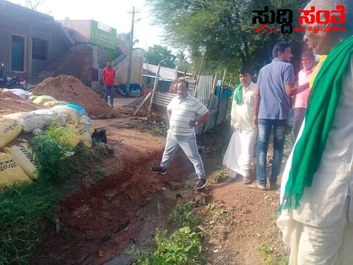 ವಾಕಿಂಗ್ ಜೊತೆಯಲ್ಲಿ ವಾರ್ಡ್ ಸಮಸ್ಯೆ ಆಲಿಸಿದ ಶಾಸಕ NH ಕೋನರೆಡ್ಡಿ – ಬೆಳ್ಳಂ ಬೆಳಿಗ್ಗೆ ಕ್ಷೇತ್ರದಲ್ಲಿ ಸುತ್ತಾಡಿ ಸಮಸ್ಯೆ ಆಲಿಸಿ ಕಾಮಗಾರಿ ಗಳನ್ನು ಪರಿಶೀಲನೆ ನಡೆಸಿದ ಶಾಸಕರು….. ವಾಕಿಂಗ್ ಜೊತೆಯಲ್ಲಿ ವಾರ್ಡ್ ಸಮಸ್ಯೆ ಆಲಿಸಿದ ಶಾಸಕ NH ಕೋನರೆಡ್ಡಿ – ಬೆಳ್ಳಂ ಬೆಳಿಗ್ಗೆ ಕ್ಷೇತ್ರದಲ್ಲಿ ಸುತ್ತಾಡಿ ಸಮಸ್ಯೆ ಆಲಿಸಿ ಕಾಮಗಾರಿ ಗಳನ್ನು ಪರಿಶೀಲನೆ ನಡೆಸಿದ ಶಾಸಕರು…..