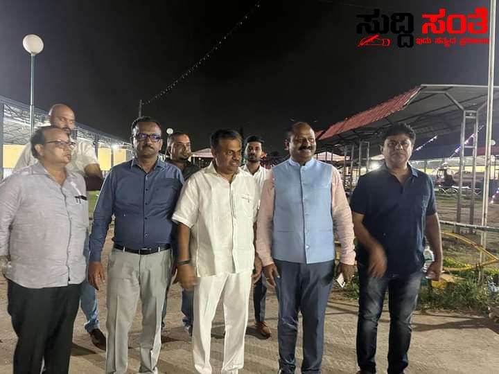 ವಕೀಲರ 10 ನೇ ರಾಜ್ಯ ಸಮ್ಮೇಳನಕ್ಕೆ ಅರಮನೆ ನಗರಿ ಮೈಸೂರು ಸಿದ್ದ – ವಕೀಲರೊಂದಿಗೆ ಕಾರ್ಯಕ್ರಮದ ಸಿದ್ದತೆಗಳನ್ನು ಪರಿಶೀಲನೆ ಮಾಡಿದರು P H ನೀರಲಕೇರಿ….. ವಕೀಲರ 10 ನೇ ರಾಜ್ಯ ಸಮ್ಮೇಳನಕ್ಕೆ ಅರಮನೆ ನಗರಿ ಮೈಸೂರು ಸಿದ್ದ – ವಕೀಲರೊಂದಿಗೆ ಕಾರ್ಯಕ್ರಮದ ಸಿದ್ದತೆಗಳನ್ನು ಪರಿಶೀಲನೆ ಮಾಡಿದರು P H ನೀರಲಕೇರಿ…..