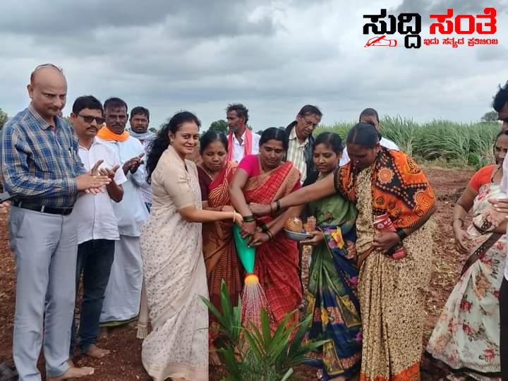 ತಾಳೆ ಸಸಿ ನಾಟಿ ಮಾಡುವ ಮೂಲಕ ತಾಳೆ-ಬೆಳೆ ಪ್ರದೇಶ ವಿಸ್ತರಣೆ ಕಾರ್ಯಕ್ರಮದ ಅಭಿಯಾನಕ್ಕೆ ಚಾಲನೆ – ಶಿವಲೀಲಾ ವಿನಯ ಕುಲಕರ್ಣಿ ಚಾಲನೆ ಅಧಿಕಾರಿಗಳು ಉಪಸ್ಥಿತಿ…… ತಾಳೆ ಸಸಿ ನಾಟಿ ಮಾಡುವ ಮೂಲಕ ತಾಳೆ-ಬೆಳೆ ಪ್ರದೇಶ ವಿಸ್ತರಣೆ ಕಾರ್ಯಕ್ರಮದ ಅಭಿಯಾನಕ್ಕೆ ಚಾಲನೆ – ಶಿವಲೀಲಾ ವಿನಯ ಕುಲಕರ್ಣಿ ಚಾಲನೆ ಅಧಿಕಾರಿಗಳು ಉಪಸ್ಥಿತಿ……