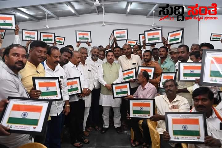 BJP ಕಾರ್ಯಕರ್ತರ ಇಚ್ಛಾಶಕ್ತಿಯೇ ನಮಗೆ ಪ್ರೇರಣಾಶಕ್ತಿ ಪ್ರಹ್ಲಾದ್ ಜೋಶಿ – ಗ್ರಾಮ ಪಂಚಾಯತ್ ನಲ್ಲಿ ಪಕ್ಷದ ಅಭ್ಯರ್ಥಿಗಳ ಗೆಲುವಿಗೆ ಶ್ರಮಿಸಿದ ಕಾರ್ಯಕರ್ತರಿಗೆ ಅಭಿನಂದನೆ ಸಲ್ಲಿಸಿ ಗೌರವಿಸಿದ ಸಚಿವರು….. BJP ಕಾರ್ಯಕರ್ತರ ಇಚ್ಛಾಶಕ್ತಿಯೇ ನಮಗೆ ಪ್ರೇರಣಾಶಕ್ತಿ ಪ್ರಹ್ಲಾದ್ ಜೋಶಿ – ಗ್ರಾಮ ಪಂಚಾಯತ್ ನಲ್ಲಿ ಪಕ್ಷದ ಅಭ್ಯರ್ಥಿಗಳ ಗೆಲುವಿಗೆ ಶ್ರಮಿಸಿದ ಕಾರ್ಯಕರ್ತರಿಗೆ ಅಭಿನಂದನೆ ಸಲ್ಲಿಸಿ ಗೌರವಿಸಿದ ಸಚಿವರು…..