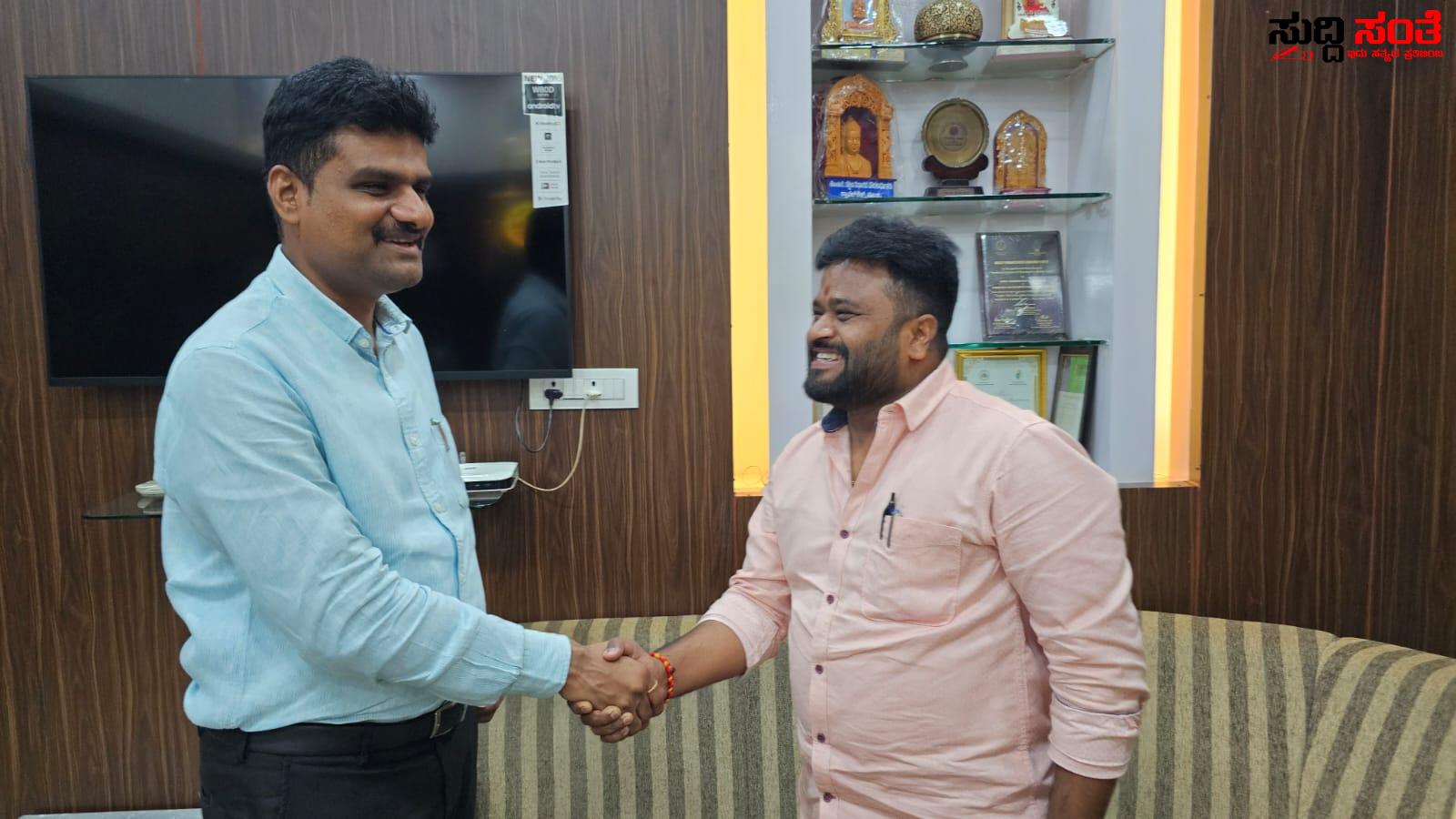 ಆಧಿಶಕ್ತಿ ಗ್ರೂಪ್ ನಿಂದ ಪಾಲಿಕೆಯ ಆಯುಕ್ತರಿಗೆ ಅಭಿನಂದನೆ – ನೂತನ ಆಯುಕ್ತರಿಗೆ ಆಧಿಶಕ್ತಿ ಗ್ರೂಪ್ ನ ಪರವಾಗಿ ಅಭಿನಂದಿಸಿ ಗೌರವಿಸಿದ ರುದೇಶ ಹಿರೇಮಠ….. ಆಧಿಶಕ್ತಿ ಗ್ರೂಪ್ ನಿಂದ ಪಾಲಿಕೆಯ ಆಯುಕ್ತರಿಗೆ ಅಭಿನಂದನೆ – ನೂತನ ಆಯುಕ್ತರಿಗೆ ಆಧಿಶಕ್ತಿ ಗ್ರೂಪ್ ನ ಪರವಾಗಿ ಅಭಿನಂದಿಸಿ ಗೌರವಿಸಿದ ರುದೇಶ ಹಿರೇಮಠ…..