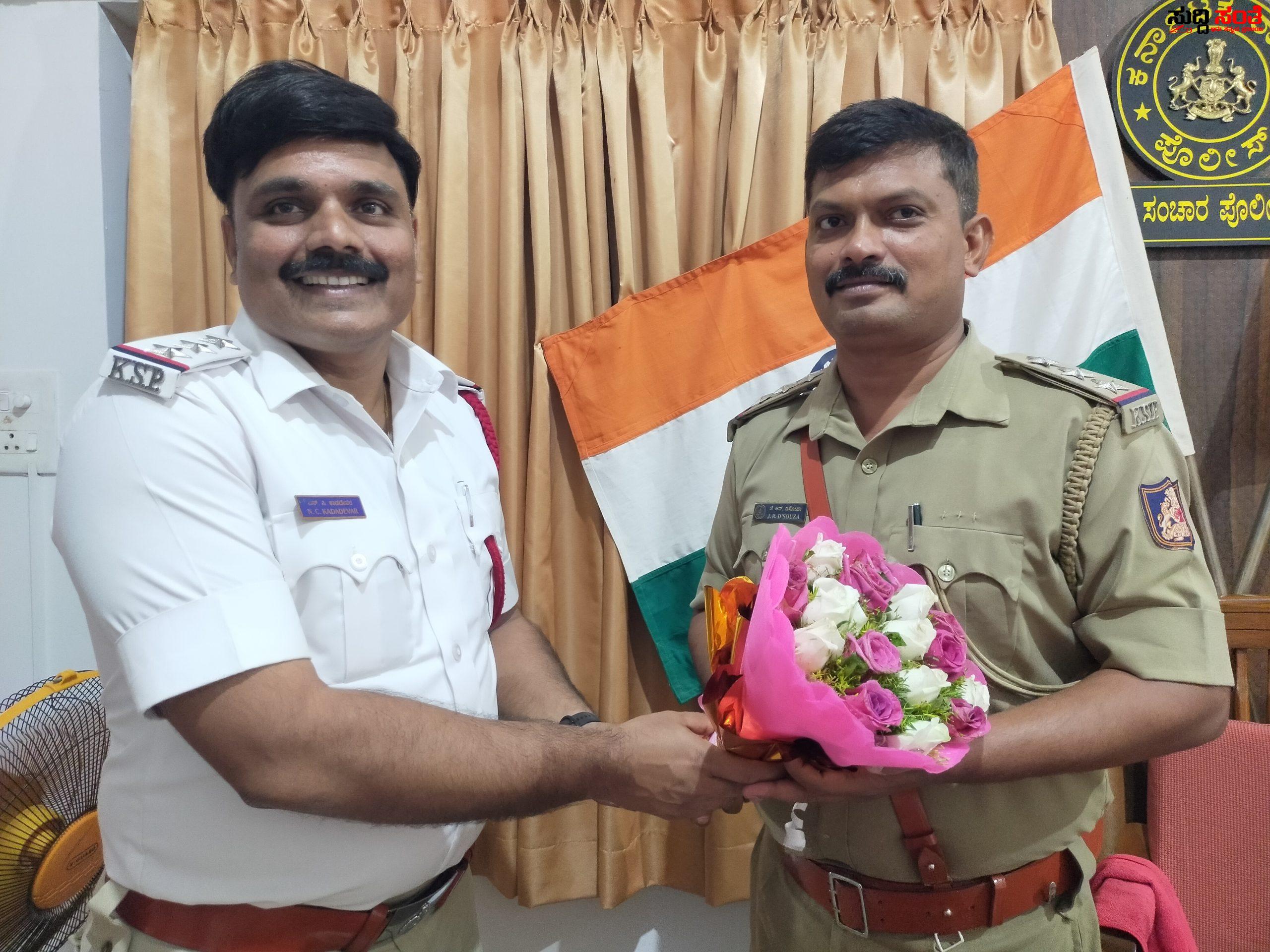 ಹುಬ್ಬಳ್ಳಿಯ ಪೂರ್ವ ಸಂಚಾರಿ ಪೊಲೀಸ್ ಠಾಣೆಯ ಜವಾಬ್ದಾರಿ ಹೊತ್ತುಕೊಂಡ ಜಾಕ್ಸ್ ನ್ ಡಿಸೋಜ – ಅಧಿಕಾರ ಹಸ್ತಾಂತರ ಮಾಡಿ ಧಾರವಾಡ ಶಹರ ಠಾಣೆಯಲ್ಲಿ ಕರ್ತವ್ಯ ವಹಿಸಿಕೊಂಡ ಕಾಡದೇವರ….. ಹುಬ್ಬಳ್ಳಿಯ ಪೂರ್ವ ಸಂಚಾರಿ ಪೊಲೀಸ್ ಠಾಣೆಯ ಜವಾಬ್ದಾರಿ ಹೊತ್ತುಕೊಂಡ ಜಾಕ್ಸ್ ನ್ ಡಿಸೋಜ – ಅಧಿಕಾರ ಹಸ್ತಾಂತರ ಮಾಡಿ ಧಾರವಾಡ ಶಹರ ಠಾಣೆಯಲ್ಲಿ ಕರ್ತವ್ಯ ವಹಿಸಿಕೊಂಡ ಕಾಡದೇವರ…..