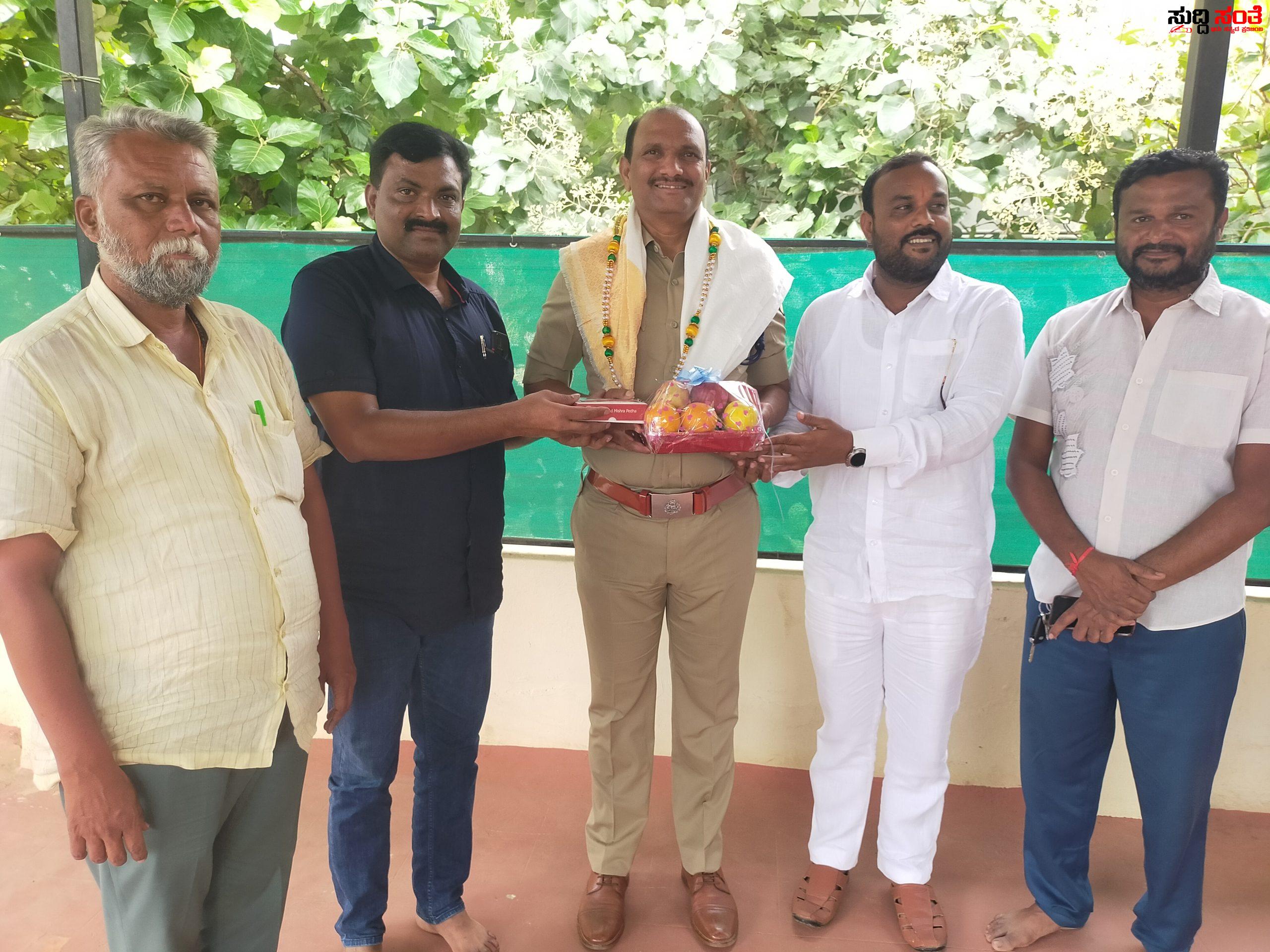 DYSP ಯಾಗಿ ಅಧಿಕಾರ ವಹಿಸಿಕೊಂಡ MS ಪಾಟೀಲ್ ರಿಗೆ ಸನ್ಮಾನ ಗೌರವ – ಅಣ್ಣಪ್ಪ ಗೋಕಾಕ್ ನೇತ್ರತ್ವದಲ್ಲಿ ಪೊಲೀಸ್ ಅಧಿಕಾರಿಗೆ ಸನ್ಮಾನ ಗೌರವ….. DYSP ಯಾಗಿ ಅಧಿಕಾರ ವಹಿಸಿಕೊಂಡ MS ಪಾಟೀಲ್ ರಿಗೆ ಸನ್ಮಾನ ಗೌರವ – ಅಣ್ಣಪ್ಪ ಗೋಕಾಕ್ ನೇತ್ರತ್ವದಲ್ಲಿ ಪೊಲೀಸ್ ಅಧಿಕಾರಿಗೆ ಸನ್ಮಾನ ಗೌರವ…..