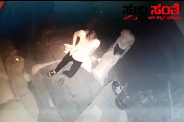 ಸರ್ಕಾರಿ ಶಾಲೆ ಗೋಡೌನ್ಗೆ ಕನ್ನ ಹಾಕಿದ ಖದೀಮರು ಕಾರಿನಲ್ಲಿ ಬಂದು ಮೂಳೆಗಳನ್ನು ಹೊತ್ರುಕೊಂಡು ಎಸ್ಕೇಪ್ ಸಿಸಿ ಟಿವಿ ಯಲ್ಲಿ ಕಳ್ಳರ ಕೈಚಳಕ ಸೆರೆ….. ಸರ್ಕಾರಿ ಶಾಲೆ ಗೋಡೌನ್ಗೆ ಕನ್ನ ಹಾಕಿದ ಖದೀಮರು ಕಾರಿನಲ್ಲಿ ಬಂದು ಮೂಳೆಗಳನ್ನು ಹೊತ್ರುಕೊಂಡು ಎಸ್ಕೇಪ್ ಸಿಸಿ ಟಿವಿ ಯಲ್ಲಿ ಕಳ್ಳರ ಕೈಚಳಕ ಸೆರೆ…..