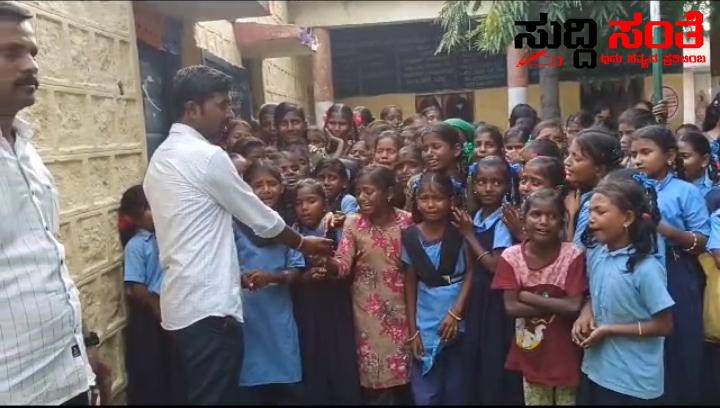 ನೆಚ್ಚಿನ ಶಿಕ್ಷಕನ ವರ್ಗಾವಣೆಗೆ ಕಣ್ಣೀರಿಟ್ಟ ವಿದ್ಯಾರ್ಥಿಗಳು – ಬಿಟ್ಟೋಗಬೇಡಿ ಸರ್ ಅಂತ ಬಿಕ್ಕಿ ಬಿಕ್ಕಿ ಅತ್ತ ಮಕ್ಕಳು….. ನೆಚ್ಚಿನ ಶಿಕ್ಷಕನ ವರ್ಗಾವಣೆಗೆ ಕಣ್ಣೀರಿಟ್ಟ ವಿದ್ಯಾರ್ಥಿಗಳು – ಬಿಟ್ಟೋಗಬೇಡಿ ಸರ್ ಅಂತ ಬಿಕ್ಕಿ ಬಿಕ್ಕಿ ಅತ್ತ ಮಕ್ಕಳು…..