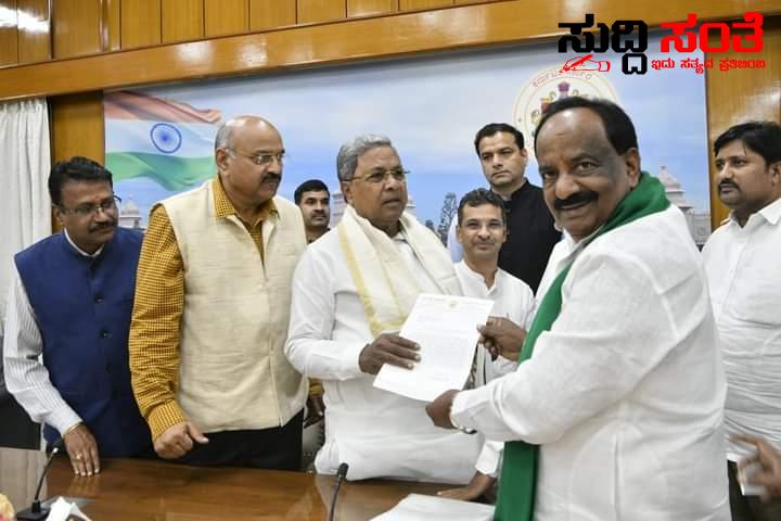 ಬರಗಾಲ ಪೀಡಿತ ಪಟ್ಟಿಯಲ್ಲಿ ಕೈಬಿಟ್ಟ ಅಣ್ಣಿಗೇರಿ ಗಾಗಿ CM ಭೇಟಿಯಾದ ಶಾಸಕ N H ಕೋನರಡ್ಡಿ – CM,ಕೃಷಿ ಸಚಿವರನ್ನು ಭೇಟಿಯಾಗಿ ಪಟ್ಟಿಯಲ್ಲಿ ಸೇರ್ಪಡೆಗೆ ಒತ್ತಾಯಿಸಿದ ಜನನಾಯಕ….. ಬರಗಾಲ ಪೀಡಿತ ಪಟ್ಟಿಯಲ್ಲಿ ಕೈಬಿಟ್ಟ ಅಣ್ಣಿಗೇರಿ ಗಾಗಿ CM ಭೇಟಿಯಾದ ಶಾಸಕ N H ಕೋನರಡ್ಡಿ – CM,ಕೃಷಿ ಸಚಿವರನ್ನು ಭೇಟಿಯಾಗಿ ಪಟ್ಟಿಯಲ್ಲಿ ಸೇರ್ಪಡೆಗೆ ಒತ್ತಾಯಿಸಿದ ಜನನಾಯಕ…..