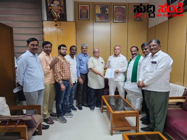 ಕ್ಷೇತ್ರದಲ್ಲಿನ ಬಸ್ ಸಮಸ್ಯೆ ಕುರಿತಂತೆ ಸಾರಿಗೆ ಸಚಿವರನ್ನು ಭೇಟಿಯಾದ ಶಾಸಕ ಎನ್ ಹೆಚ್ ಕೋನರಡ್ಡಿ – ಶಾಲಾ ವಿದ್ಯಾರ್ಥಿಗಳ,ಸಾರ್ವಜನಿಕರ ಸಮಸ್ಯೆ ಕುರಿತಂತೆ ಸಾರಿಗೆ ಸಚಿವರನ್ನು ಭೇಟಿಯಾಗಿ ಕ್ಷೇತ್ರಕ್ಕೆ ಹೊಸ ಬಸ್ ಗಳ ಬೇಡಿಕೆ ಇಟ್ಟ ಜನನಾಯಕ….. ಕ್ಷೇತ್ರದಲ್ಲಿನ ಬಸ್ ಸಮಸ್ಯೆ ಕುರಿತಂತೆ ಸಾರಿಗೆ ಸಚಿವರನ್ನು ಭೇಟಿಯಾದ ಶಾಸಕ ಎನ್ ಹೆಚ್ ಕೋನರಡ್ಡಿ – ಶಾಲಾ ವಿದ್ಯಾರ್ಥಿಗಳ,ಸಾರ್ವಜನಿಕರ ಸಮಸ್ಯೆ ಕುರಿತಂತೆ ಸಾರಿಗೆ ಸಚಿವರನ್ನು ಭೇಟಿಯಾಗಿ ಕ್ಷೇತ್ರಕ್ಕೆ ಹೊಸ ಬಸ್ ಗಳ ಬೇಡಿಕೆ ಇಟ್ಟ ಜನನಾಯಕ…..