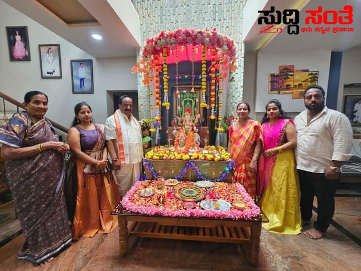 ಮನೆಯಲ್ಲಿ ಗಣೇಶನ ಪ್ರತಿಷ್ಠಾಪನೆ ಮಾಡಿದ ಶಾಸಕ NH ಕೋನರಡ್ಡಿ – ಕುಟುಂಬ ಸಮೇತರಾಗಿ ಪೂಜೆ ಮಾಡಿ ವಿಘ್ನಗಳನ್ನು ದೂರಗೊಳಿಸಿ ಎಲ್ಲರಿಗೂ ಸುಖ ನೆಮ್ಮದಿ ಮಾಡಲೆಂದು ಬೇಡಿಕೊಂಡ ಶಾಸಕರು….. ಮನೆಯಲ್ಲಿ ಗಣೇಶನ ಪ್ರತಿಷ್ಠಾಪನೆ ಮಾಡಿದ ಶಾಸಕ NH ಕೋನರಡ್ಡಿ – ಕುಟುಂಬ ಸಮೇತರಾಗಿ ಪೂಜೆ ಮಾಡಿ ವಿಘ್ನಗಳನ್ನು ದೂರಗೊಳಿಸಿ ಎಲ್ಲರಿಗೂ ಸುಖ ನೆಮ್ಮದಿ ಮಾಡಲೆಂದು ಬೇಡಿಕೊಂಡ ಶಾಸಕರು…..