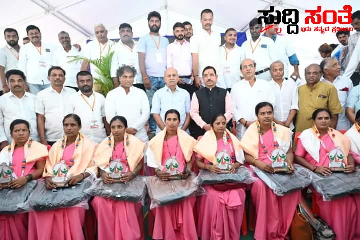 ಕಲಘಟಗಿಯ ಗಂಜಿ ಗಟ್ಟಿಯಲ್ಲಿ ಯಶಶ್ವಿಯಾಗಿ ನಡೆಯಿತು ಬೃಹತ್ ಉಚಿತ ವೈದ್ಯಕೀಯ ತಪಾಸಣಾ ಶಿಬಿರ –  ಕೇಂದ್ರ ಸಚಿವ ಪ್ರಹ್ಲಾದ್ ಜೋಶಿ ಅವರಿಗೆ ಸಾಥ್ ನೀಡಿದರು ಹಲವು ಗಣ್ಯರು….. ಕಲಘಟಗಿಯ ಗಂಜಿ ಗಟ್ಟಿಯಲ್ಲಿ ಯಶಶ್ವಿಯಾಗಿ ನಡೆಯಿತು ಬೃಹತ್ ಉಚಿತ ವೈದ್ಯಕೀಯ ತಪಾಸಣಾ ಶಿಬಿರ –  ಕೇಂದ್ರ ಸಚಿವ ಪ್ರಹ್ಲಾದ್ ಜೋಶಿ ಅವರಿಗೆ ಸಾಥ್ ನೀಡಿದರು ಹಲವು ಗಣ್ಯರು…..