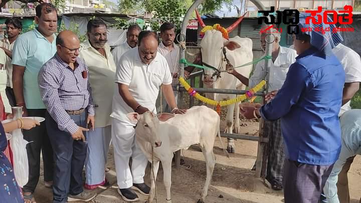 ಕಾಲುಬಾಯಿ ರೋಗ ಲಸಿಕಾ ಕಾರ್ಯಕ್ಕೆ ಚಾಲನೆ ನೀಡಿದ ಶಾಸಕ ಎನ್ ಹೆಚ್ ಕೋನರಡ್ಡಿ – ನವಲಗುಂದ ಕ್ಷೇತ್ರದ ರೈತ ಬಾಂಧವರಿಗೆ ಮತ್ತೊಂದು ಸೌಲಭ್ಯಕ್ಕೆ ಚಾಲನೆ ನೀಡಿದ ಶಾಸಕರು….. ಕಾಲುಬಾಯಿ ರೋಗ ಲಸಿಕಾ ಕಾರ್ಯಕ್ಕೆ ಚಾಲನೆ ನೀಡಿದ ಶಾಸಕ ಎನ್ ಹೆಚ್ ಕೋನರಡ್ಡಿ – ನವಲಗುಂದ ಕ್ಷೇತ್ರದ ರೈತ ಬಾಂಧವರಿಗೆ ಮತ್ತೊಂದು ಸೌಲಭ್ಯಕ್ಕೆ ಚಾಲನೆ ನೀಡಿದ ಶಾಸಕರು…..