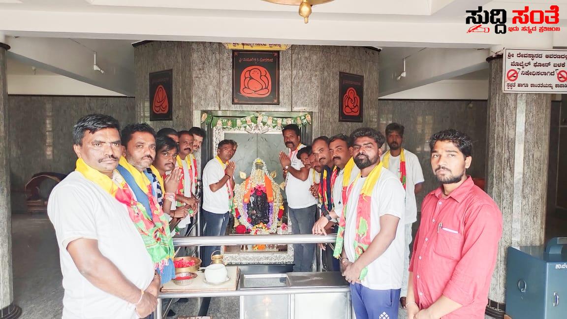 ಅನುಷ್ಕಾ ಶೆಟ್ಟಿ ಮತ್ತು ನವೀನ ಪೊಲಿ ಶೆಟ್ಟಿ ಯವರ ಚಿತ್ರಕ್ಕೆ ಶುಭ ಹಾರೈಕೆ ಧಾರವಾಡದಲ್ಲಿ ಗಣೇಶನಿಗೆ ವಿಶೇಷ ಪೂಜೆ – ಜಯ ಕರ್ನಾಟಕ ಜನಪರ ವೇದಿಕೆಯಿಂದ ಮುತ್ತು ಬೆಳ್ಳಕ್ಕಿ ನೇತ್ರತ್ವದಲ್ಲಿ ವಿಶೇಷ ಪೂಜೆ….. ಅನುಷ್ಕಾ ಶೆಟ್ಟಿ ಮತ್ತು ನವೀನ ಪೊಲಿ ಶೆಟ್ಟಿ ಯವರ ಚಿತ್ರಕ್ಕೆ ಶುಭ ಹಾರೈಕೆ ಧಾರವಾಡದಲ್ಲಿ ಗಣೇಶನಿಗೆ ವಿಶೇಷ ಪೂಜೆ – ಜಯ ಕರ್ನಾಟಕ ಜನಪರ ವೇದಿಕೆಯಿಂದ ಮುತ್ತು ಬೆಳ್ಳಕ್ಕಿ ನೇತ್ರತ್ವದಲ್ಲಿ ವಿಶೇಷ ಪೂಜೆ…..