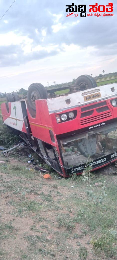 ಬೆಳ್ಳಂ ಬೆಳಿಗ್ಗೆ ಭತ್ತದ ಗದ್ದೆಗೆ ಮುಗಿಚಿ ಬಿದ್ದ ಸರ್ಕಾರಿ ಬಸ್ – ತಪ್ಪಿತು ದೊಡ್ಡ ಅನಾಹುತ ವಿದ್ಯಾರ್ಥಿಗಳು ಸೇರಿದಂತೆ ಹಲವರು ಪಾರು….. ಬೆಳ್ಳಂ ಬೆಳಿಗ್ಗೆ ಭತ್ತದ ಗದ್ದೆಗೆ ಮುಗಿಚಿ ಬಿದ್ದ ಸರ್ಕಾರಿ ಬಸ್ – ತಪ್ಪಿತು ದೊಡ್ಡ ಅನಾಹುತ ವಿದ್ಯಾರ್ಥಿಗಳು ಸೇರಿದಂತೆ ಹಲವರು ಪಾರು…..