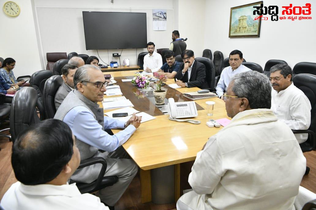 CM ಭೇಟಿಯಾದ 7ನೇ ವೇತನ ಆಯೋಗದ ಟೀಮ್ – 7ನೇ ವೇತನ ಆಯೋಗದ ಅಧ್ಯಕ್ಷ ಸುಧಾಕರ್ ನೇತ್ರತ್ವದಲ್ಲಿ ಮುಖ್ಯಮಂತ್ರಿಯವರನ್ನು ಭೇಟಿಯಾಗಿ ಚರ್ಚಿಸಿದ್ದೇನು ಗೊತ್ತಾ ಕಂಪ್ಲೇಟ್ ಮಾಹಿತಿ…… CM ಭೇಟಿಯಾದ 7ನೇ ವೇತನ ಆಯೋಗದ ಟೀಮ್ – 7ನೇ ವೇತನ ಆಯೋಗದ ಅಧ್ಯಕ್ಷ ಸುಧಾಕರ್ ನೇತ್ರತ್ವದಲ್ಲಿ ಮುಖ್ಯಮಂತ್ರಿಯವರನ್ನು ಭೇಟಿಯಾಗಿ ಚರ್ಚಿಸಿದ್ದೇನು ಗೊತ್ತಾ ಕಂಪ್ಲೇಟ್ ಮಾಹಿತಿ……