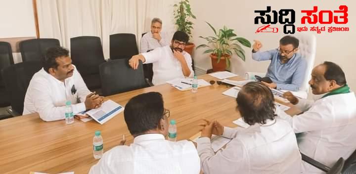 ಜಿಲ್ಲೆಯ ಶಾಸಕರೊಂದಿಗೆ ಸಭೆ ಮಾಡಿ ಸಚಿವ ಸಂತೋಷ ಲಾಡ್ – ಜಿಲ್ಲೆಯಲ್ಲಿನ ಕುಡಿಯುವ ನೀರಿನ ಯೋಜನೆ ಕುರಿತಂತೆ ಚರ್ಚೆ ಮಾಡಿದ ಸಚಿವರು…..ಶಾಸಕರಾದ ವಿನಯ ಕುಲಕರ್ಣ,ಎನ್ ಹೆಚ್ ಕೋನರಡ್ಡಿ ಉಪಸ್ಥಿತಿ….. ಜಿಲ್ಲೆಯ ಶಾಸಕರೊಂದಿಗೆ ಸಭೆ ಮಾಡಿ ಸಚಿವ ಸಂತೋಷ ಲಾಡ್ – ಜಿಲ್ಲೆಯಲ್ಲಿನ ಕುಡಿಯುವ ನೀರಿನ ಯೋಜನೆ ಕುರಿತಂತೆ ಚರ್ಚೆ ಮಾಡಿದ ಸಚಿವರು…..ಶಾಸಕರಾದ ವಿನಯ ಕುಲಕರ್ಣ,ಎನ್ ಹೆಚ್ ಕೋನರಡ್ಡಿ ಉಪಸ್ಥಿತಿ…..