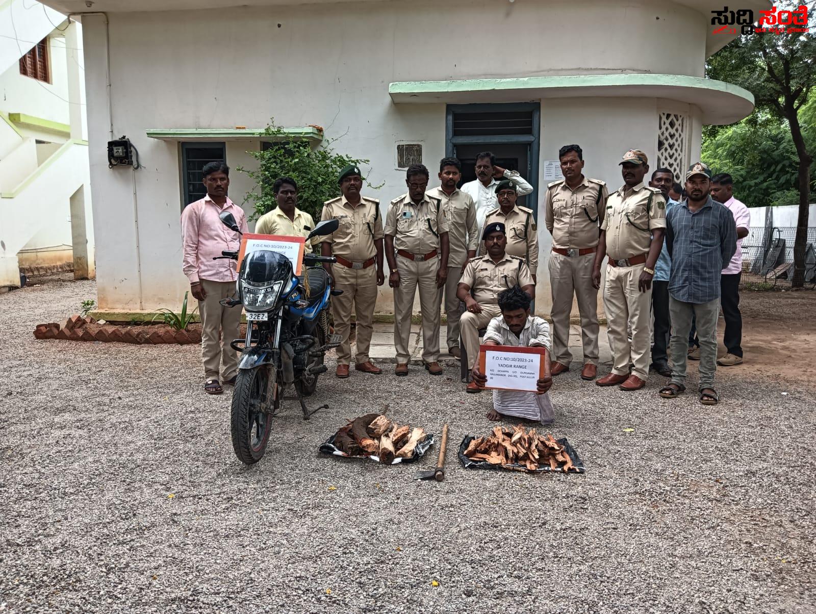 ಶ್ರೀಗಂಧ ಮರಗಳ್ಳರ ಬಂಧನ – ಖದೀಮರ ಹೆಡೆಮುರಿ ಕಟ್ಟಿದ ಅರಣ್ಯ ಇಲಾಖೆ ಅಧಿಕಾರಿಗಳು….. ಶ್ರೀಗಂಧ ಮರಗಳ್ಳರ ಬಂಧನ – ಖದೀಮರ ಹೆಡೆಮುರಿ ಕಟ್ಟಿದ ಅರಣ್ಯ ಇಲಾಖೆ ಅಧಿಕಾರಿಗಳು…..