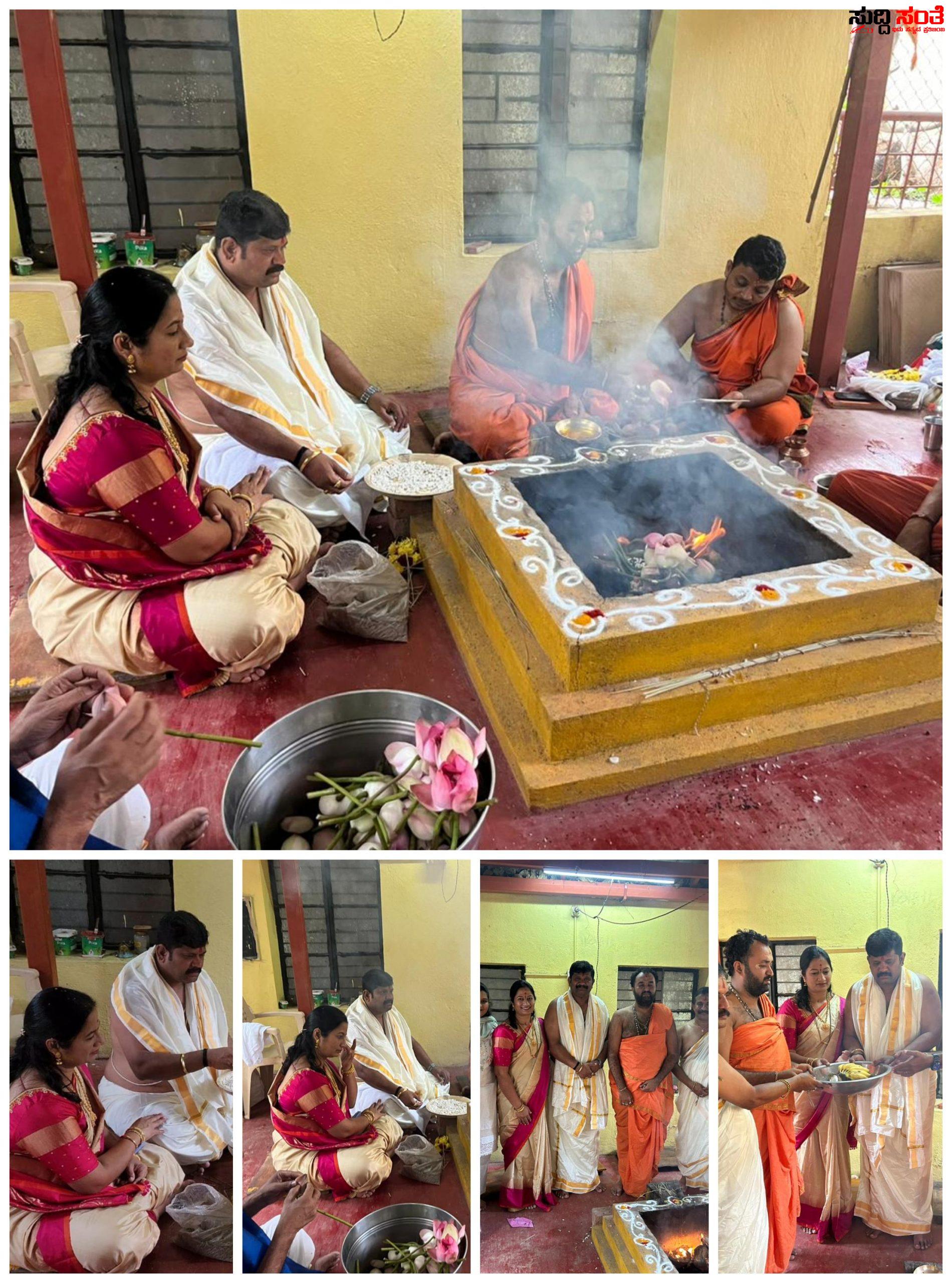 ದುಷ್ಟಶಕ್ತಿಗಳನ್ನು ಸಂಹಾರ ಮಾಡಿ ಸಮಸ್ತ ಲೋಕದ ರಕ್ಷಣೆಗಾಗಿ ಹುಬ್ಬಳ್ಳಿಯಲ್ಲಿ ಸಂತೋಷ ಚವ್ಹಾಣ ದಂಪತಿಗಳಿಂದ 108 ಕಮಲ ಪುಷ್ಪ ಸಹಿತ ದುರ್ಗಾ ಚಂಡಿಕಾ ಯಾಗ – ಯಾಗದಲ್ಲಿ ಪಾಲ್ಗೊಂಡ ವಿಜಯನಗರ ಹೌಸಿಂಗ್ ಸೊಸೈಟಿಯ ಸರ್ವ ಸದಸ್ಯರು….. ದುಷ್ಟಶಕ್ತಿಗಳನ್ನು ಸಂಹಾರ ಮಾಡಿ ಸಮಸ್ತ ಲೋಕದ ರಕ್ಷಣೆಗಾಗಿ ಹುಬ್ಬಳ್ಳಿಯಲ್ಲಿ ಸಂತೋಷ ಚವ್ಹಾಣ ದಂಪತಿಗಳಿಂದ 108 ಕಮಲ ಪುಷ್ಪ ಸಹಿತ ದುರ್ಗಾ ಚಂಡಿಕಾ ಯಾಗ – ಯಾಗದಲ್ಲಿ ಪಾಲ್ಗೊಂಡ ವಿಜಯನಗರ ಹೌಸಿಂಗ್ ಸೊಸೈಟಿಯ ಸರ್ವ ಸದಸ್ಯರು…..