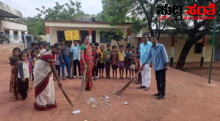 ರಜೆಯಲ್ಲೂ ಸರ್ಕಾರಿ ಶಾಲೆಯಲ್ಲಿ ನಡೆಯಿತು ಸ್ವಚ್ಛತಾ ಶ್ರಮದಾನ ಕಾರ್ಯಕ್ರಮ – ಶ್ರಮದಾನದ ಮೂಲಕ ಶಾಲಾ ಆವರಣದಲ್ಲಿ ಸ್ವಚ್ಚತಾ ಕಾರ್ಯ ಮಾಡಿ ಮಾದರಿಯಾದ ರೇವನೂರು ಸರ್ಕಾರಿ ಶಾಲಾ ಶಿಕ್ಷಕರು ವಿದ್ಯಾರ್ಥಿಗಳು….. ರಜೆಯಲ್ಲೂ ಸರ್ಕಾರಿ ಶಾಲೆಯಲ್ಲಿ ನಡೆಯಿತು ಸ್ವಚ್ಛತಾ ಶ್ರಮದಾನ ಕಾರ್ಯಕ್ರಮ – ಶ್ರಮದಾನದ ಮೂಲಕ ಶಾಲಾ ಆವರಣದಲ್ಲಿ ಸ್ವಚ್ಚತಾ ಕಾರ್ಯ ಮಾಡಿ ಮಾದರಿಯಾದ ರೇವನೂರು ಸರ್ಕಾರಿ ಶಾಲಾ ಶಿಕ್ಷಕರು ವಿದ್ಯಾರ್ಥಿಗಳು…..