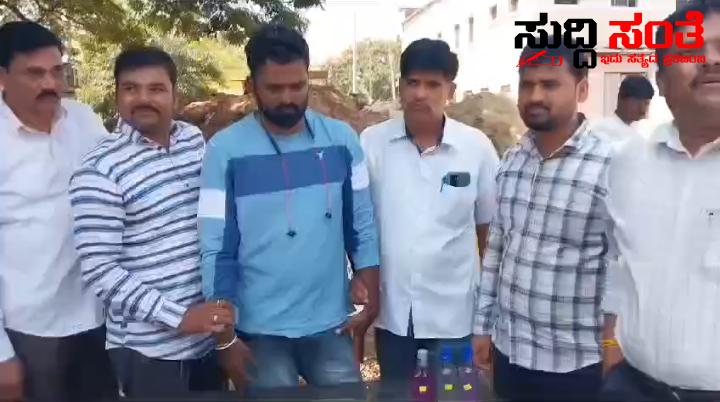 ಲೋಕಾಯುಕ್ತ ಬಲೆಗೆ ಬಿದ್ದ ಸರ್ವೆಯರ್ – ಲಂಚಕ್ಕೆ ಬೇಡಿಕೆ ಇಟ್ಟಿದ್ದ ಭ್ರಷ್ಟ ಸರ್ವೆಯರ್ ಸಿದ್ದಾರ್ಥ ನನ್ನು ಲೋಕಾಯುಕ್ತ ಬಲೆಗೆ ಹಾಕಿಸಿದ ರೈತ….. ಲೋಕಾಯುಕ್ತ ಬಲೆಗೆ ಬಿದ್ದ ಸರ್ವೆಯರ್ – ಲಂಚಕ್ಕೆ ಬೇಡಿಕೆ ಇಟ್ಟಿದ್ದ ಭ್ರಷ್ಟ ಸರ್ವೆಯರ್ ಸಿದ್ದಾರ್ಥ ನನ್ನು ಲೋಕಾಯುಕ್ತ ಬಲೆಗೆ ಹಾಕಿಸಿದ ರೈತ…..