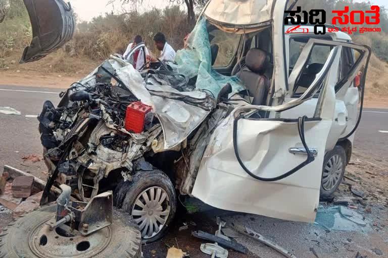 ಭೀಕರ ಅಪಘಾತ ಸ್ಥಳದಲ್ಲೇ 5 ಪೊಲೀಸರ ಸಾವು – ಕರ್ತವ್ಯವನ್ನು ಮುಗಿಸಿಕೊಂಡು ಮರಳಿ ಹೊರಟಿದ್ದ ಪೊಲೀಸ್ ವಾಹನಕ್ಕೆ ಲಾರಿ ಡಿಕ್ಕಿ ಗಾಯಗೊಂಡ ಇಬ್ಬರು ಆಸ್ಪತ್ರೆಗೆ ದಾಖಲು….. ಭೀಕರ ಅಪಘಾತ ಸ್ಥಳದಲ್ಲೇ 5 ಪೊಲೀಸರ ಸಾವು – ಕರ್ತವ್ಯವನ್ನು ಮುಗಿಸಿಕೊಂಡು ಮರಳಿ ಹೊರಟಿದ್ದ ಪೊಲೀಸ್ ವಾಹನಕ್ಕೆ ಲಾರಿ ಡಿಕ್ಕಿ ಗಾಯಗೊಂಡ ಇಬ್ಬರು ಆಸ್ಪತ್ರೆಗೆ ದಾಖಲು…..