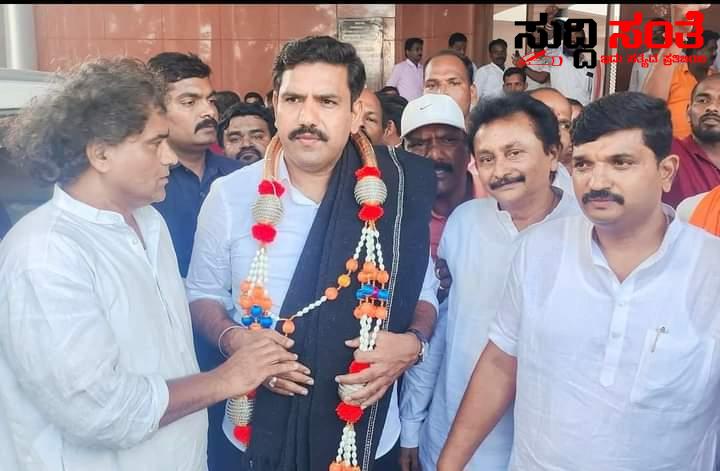 ಕಂಬಳಿ ಹೋದಿಸಿ ನೂತನ ರಾಜ್ಯಾಧ್ಯಕ್ಷರಿಗೆ ಶುಭ ಹಾರೈಸಿದ ಶಿವರಾಜ ಮುತ್ತಣ್ಣನವರ ಮತ್ತು ಟೀಮ್ – ರಾಜ್ಯಾಧ್ಯಕ್ಷರ ತವರೂರಿನಲ್ಲಿ ಭೇಟಿಯಾಗಿ ಶುಭಹಾರೈಸಿದ ಶಿವರಾಜ ಮುತ್ತಣ್ಣನವರ,ವಿಜಯಕುಮಾರ ಅಪ್ಪಾಜಿ,ನೇತ್ರತ್ವದಲ್ಲಿನ ಟೀಮ್….. ಕಂಬಳಿ ಹೋದಿಸಿ ನೂತನ ರಾಜ್ಯಾಧ್ಯಕ್ಷರಿಗೆ ಶುಭ ಹಾರೈಸಿದ ಶಿವರಾಜ ಮುತ್ತಣ್ಣನವರ ಮತ್ತು ಟೀಮ್ – ರಾಜ್ಯಾಧ್ಯಕ್ಷರ ತವರೂರಿನಲ್ಲಿ ಭೇಟಿಯಾಗಿ ಶುಭಹಾರೈಸಿದ ಶಿವರಾಜ ಮುತ್ತಣ್ಣನವರ,ವಿಜಯಕುಮಾರ ಅಪ್ಪಾಜಿ,ನೇತ್ರತ್ವದಲ್ಲಿನ ಟೀಮ್…..