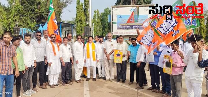 ಕೇಂದ್ರ ಸಚಿವ ಪ್ರಹ್ಲಾದ್ ಜೋಶಿಯವರಿಗೆ ತವರೂರಿನಲ್ಲಿ ಗ್ರ್ಯಾಂಡ್ ವೆಲ್ ಕಮ್ – ಶಿವರಾಜ ಮುತ್ತಣ್ಣನವರ,ಪ್ರಭು ನಾವಲಗಿಮಠ,ಅಣ್ಣಪ್ಪ ಗೋಕಾಕ ನೇತ್ರತ್ವದಲ್ಲಿ ನೆಚ್ಚಿನ ನಾಯಕನನ್ನು ಪ್ರೀತಿಯಿಂದ ಬರಮಾಡಿಕೊಂಡ ಕಾರ್ಯಕರ್ತರು….. ಕೇಂದ್ರ ಸಚಿವ ಪ್ರಹ್ಲಾದ್ ಜೋಶಿಯವರಿಗೆ ತವರೂರಿನಲ್ಲಿ ಗ್ರ್ಯಾಂಡ್ ವೆಲ್ ಕಮ್ – ಶಿವರಾಜ ಮುತ್ತಣ್ಣನವರ,ಪ್ರಭು ನಾವಲಗಿಮಠ,ಅಣ್ಣಪ್ಪ ಗೋಕಾಕ ನೇತ್ರತ್ವದಲ್ಲಿ ನೆಚ್ಚಿನ ನಾಯಕನನ್ನು ಪ್ರೀತಿಯಿಂದ ಬರಮಾಡಿಕೊಂಡ ಕಾರ್ಯಕರ್ತರು…..